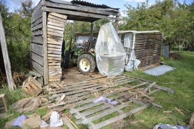 Beim Holz machen von Traktor ueberfahren in Kernen-Stetten
